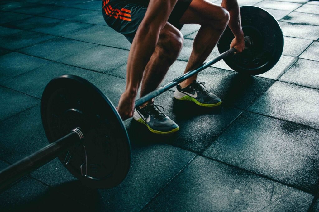 pexels-victorfreitas-841130-1-1024x683 Antrenamente cu bara de greutăți sau bodybuilding